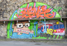 Mit Graffiti verzierter Bahnbogen am ehemaligen Schlachthof.