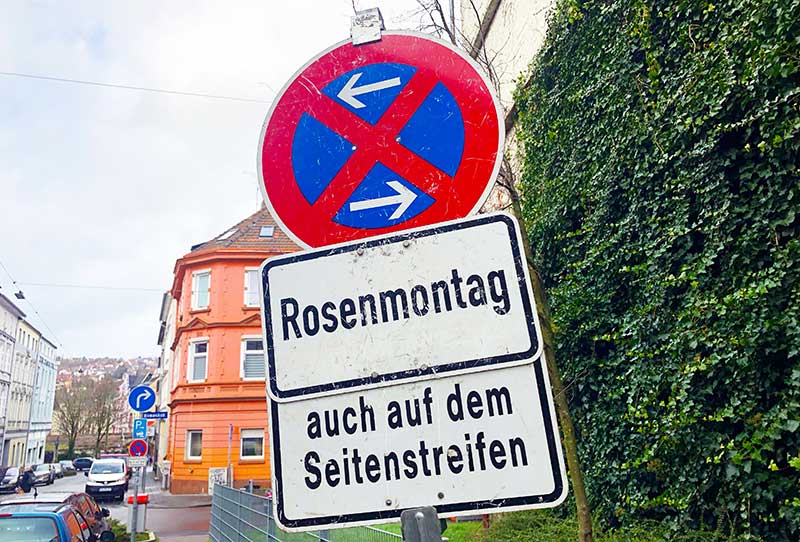 Verkehrsschild "Rosenmontag Parken verboten" 