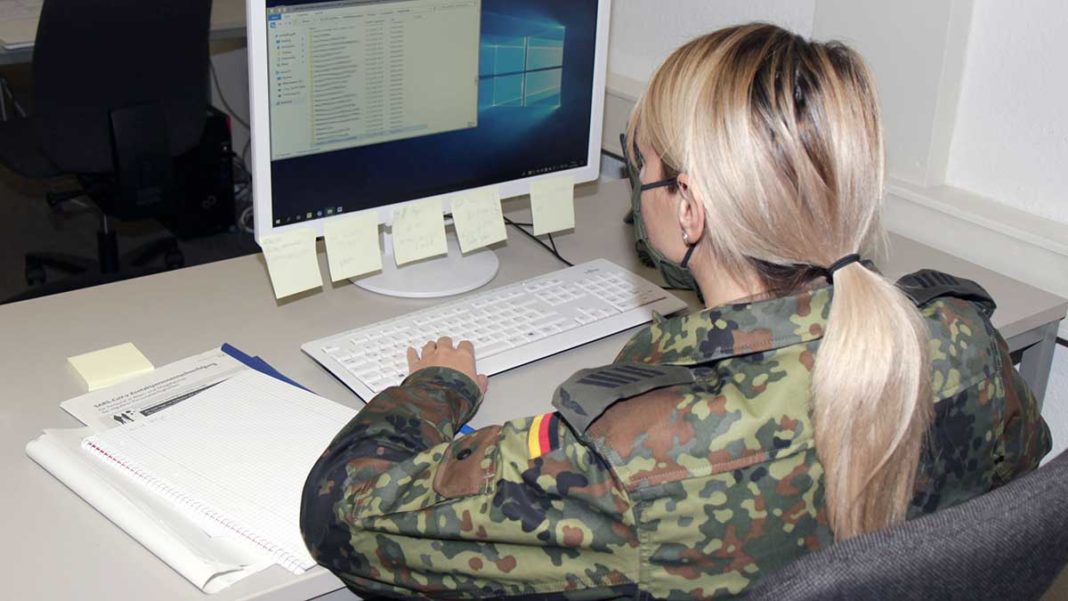 Soldatin am Computer