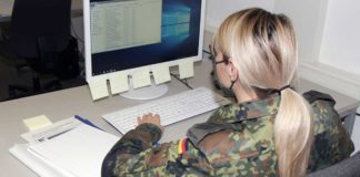 Soldatin am Computer