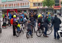 Viele Menschen mit Fahrrädern auf dem Friedrich-Ebert-Platz
