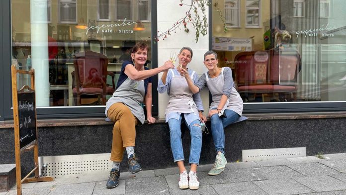 Susanne Timmerbeil, Katja Rosen und Birgit Fischer feiern die Eröffnung vom Wehringhauser Bioladen.
